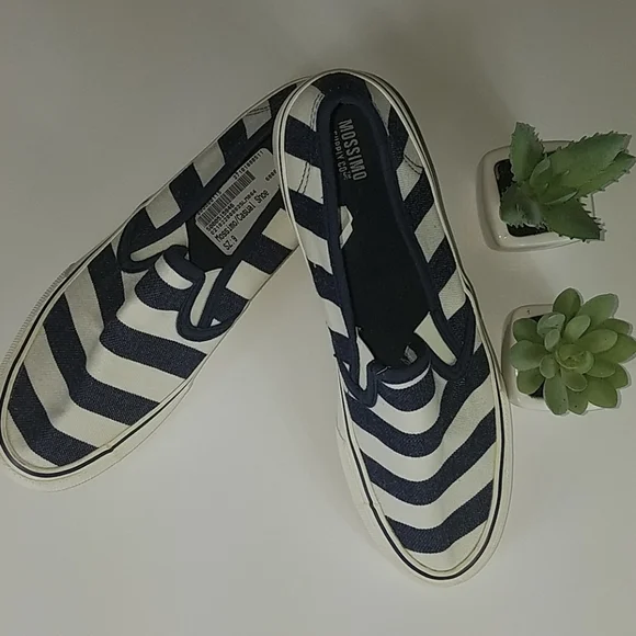Mossimo, Navy and white casual shoes, size 9 - Picture 2 of 4